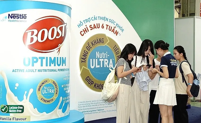 khach-tham-quan-tim-hieu-thong-tin-ve-san-pham-tai-gian-hang-nestle-health-science.jpg