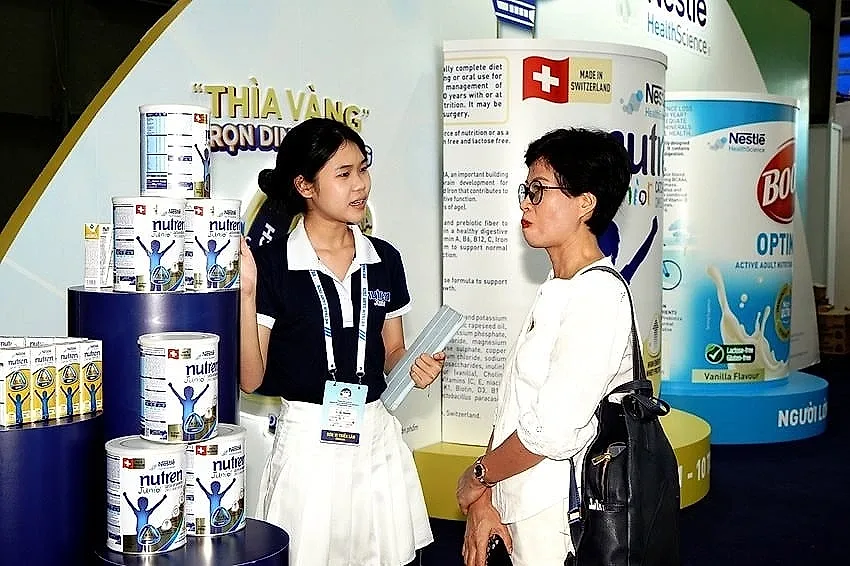 khach-tham-quan-tim-hieu-thong-tin-ve-san-pham-tai-gian-hang-nestle-health-science-1-.jpg