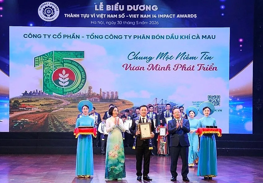dai-dien-pvcfc-nhan-bieu-trung-vinh-danh-pvcfc-dat-doanh-nghiep-co-dich-vu-so-xuat-sac-cong-nghiep-thong-minh-va-cong-nghe-ai-tac-dong-toi-cuoc-song.jpg