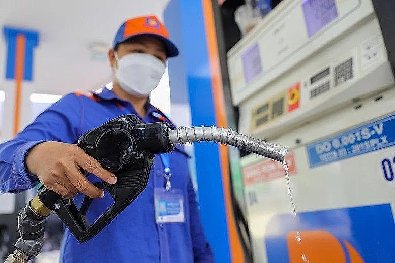 Giá xăng E10 giảm về dưới 21.000 đồng một lít