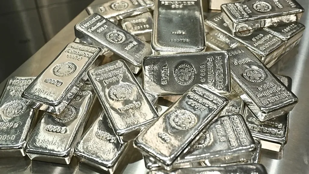 Giá bạc thế giới giảm sâu sau cuộc họp của Fed