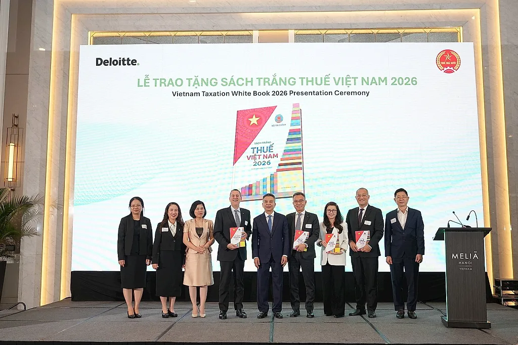 cuc-truong-cuc-thue-mai-xuan-thanh-trao-tang-sach-trang-thue-viet-nam-2026-toi-ban-lanh-dao-deloitte-viet-nam.jpg