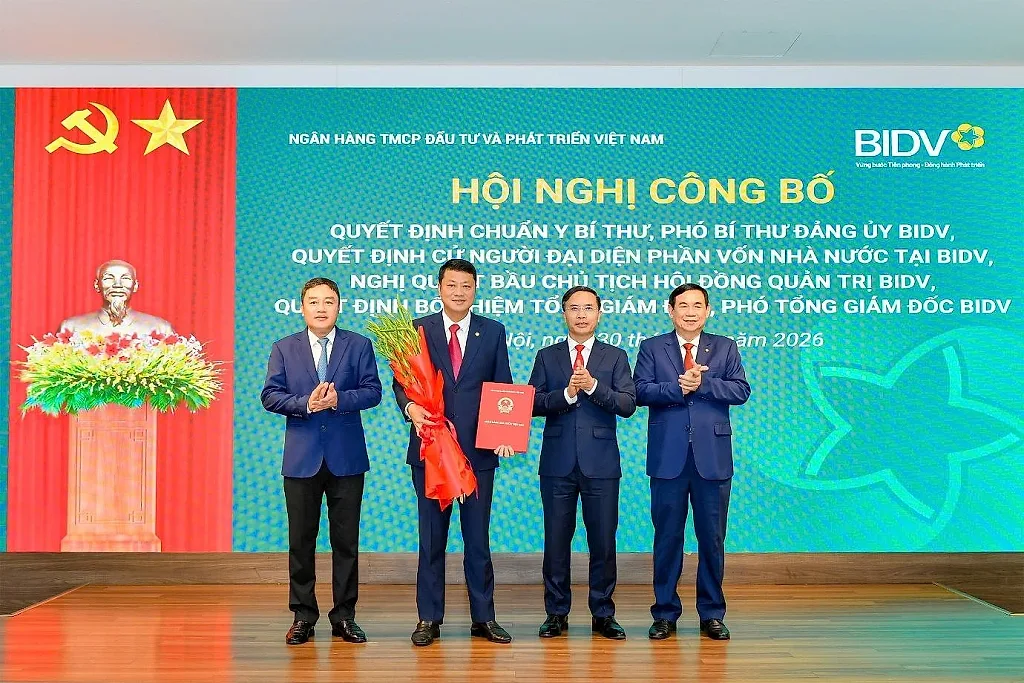 30.6-2-thong-doc-pham-duc-an-du-hoi-nghi-cong-bo-cac-quyet-dinh-nhan-su-cap-cao-va-nguoi-dai-dien-phan-von-nha-nuoc-tai-bidv.jpg