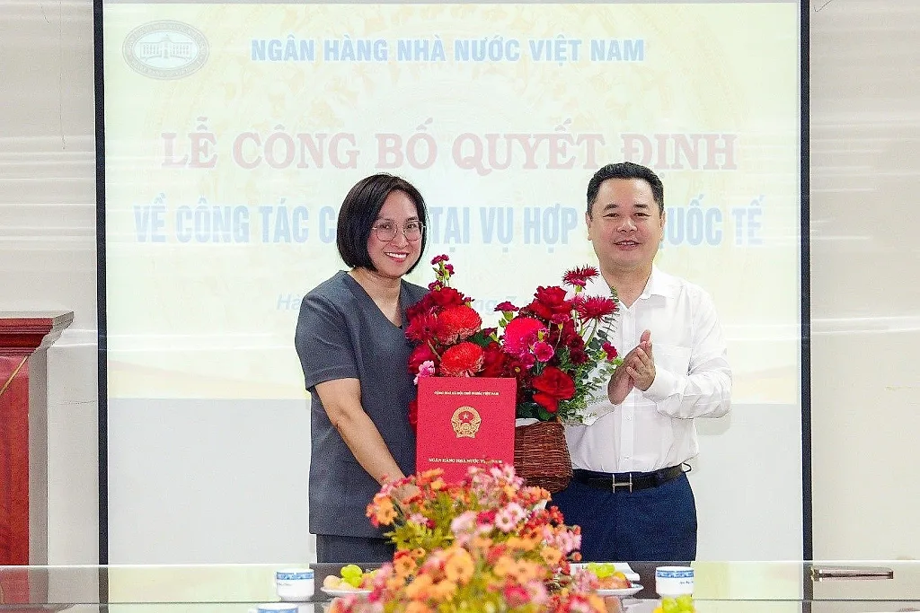 10.7-1-pho-thong-doc-nguyen-ngoc-canh-trao-quyet-dinh-bo-nhiem-pho-vu-truong-vu-hop-tac-quoc-te.jpg