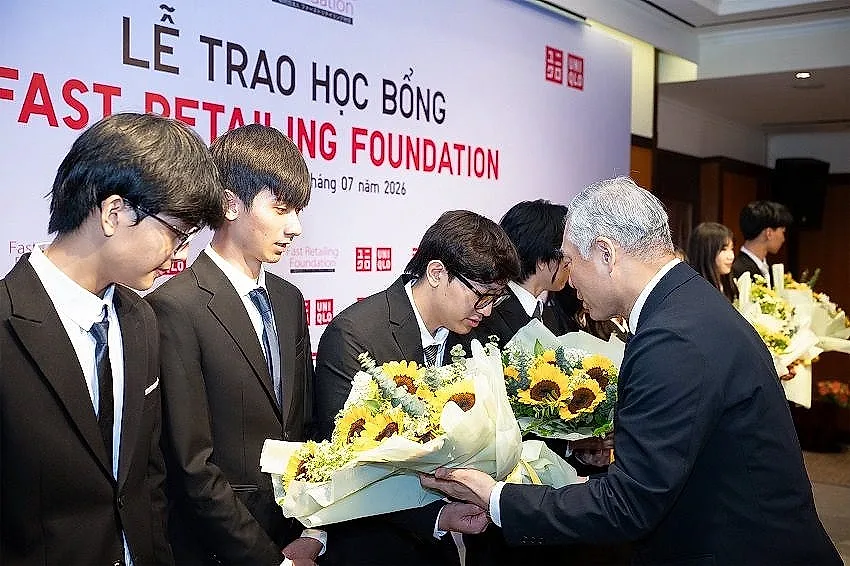 ong-noriaki-koyama-chuc-mung-cac-em-hoc-sinh-uu-tu-da-nhan-duoc-hoc-bong-cua-quy-fast-retailing.jpg