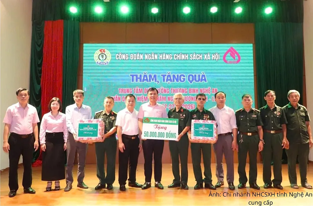 Chi nhánh Ngân hàng CSXH tỉnh Nghệ An thăm, tặng quà thương, bệnh binh