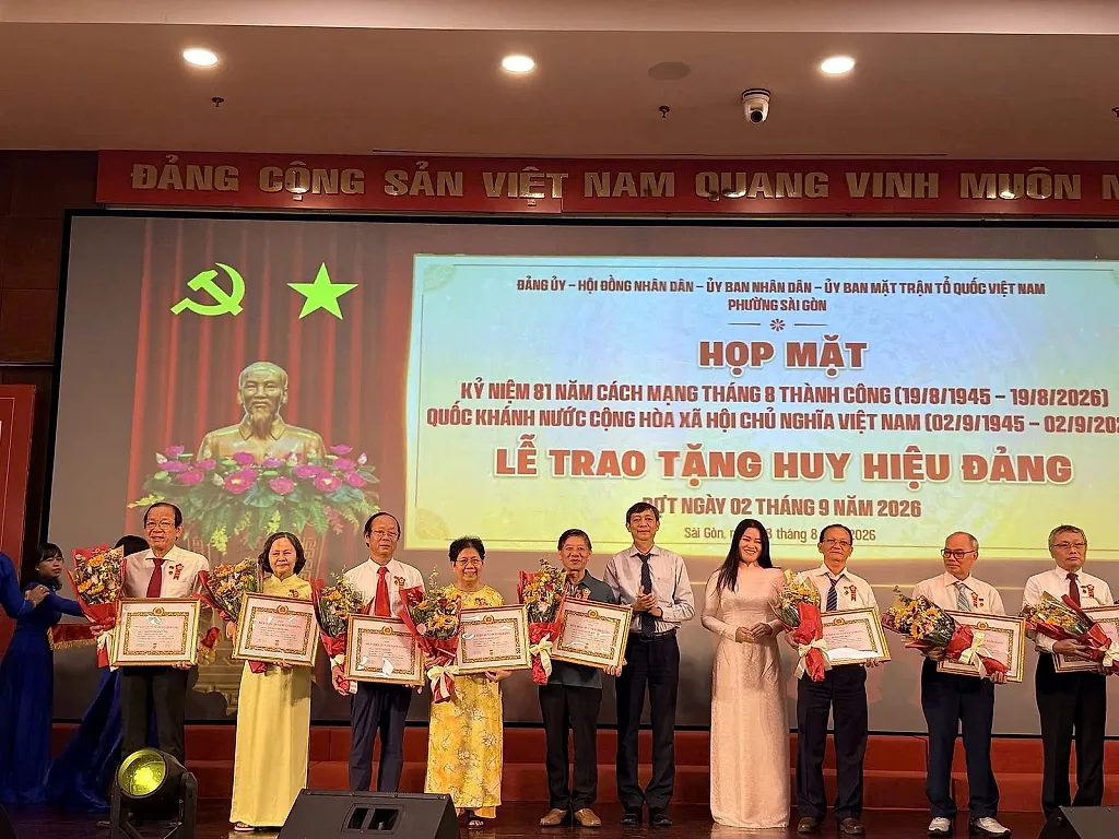 Đồng chí Nguyễn Hoàng Minh - Trưởng Văn phòng đại diện Hiệp hội Ngân hàng Việt Nam tại TP. Hồ Chí Minh nhận Huy hiệu 35 năm tuổi Đảng