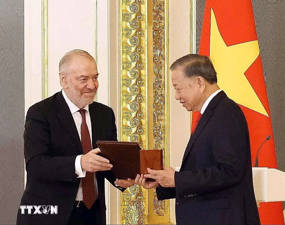 tbt-nhan-giai-thuong.jpg