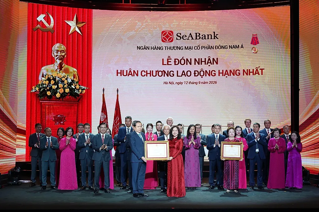 anh-1.-ba-le-thu-thuy---pho-chu-tich-hdqt-seabank-dai-dien-ngan-hang-don-nhan-huan-chuong-lao-dong-hang-nhat_1789373172.jpg