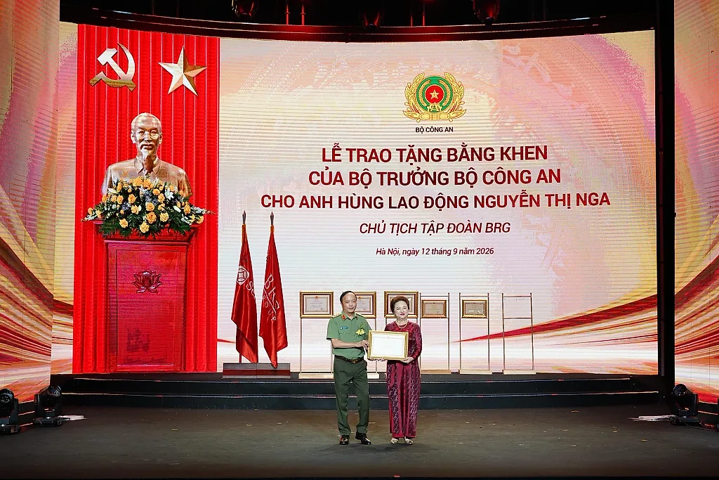 anh-4.-thu-truong-bo-cong-an-thuong-tuong-dang-hong-duc-trao-bang-khen-cua-bo-truong-bo-cong-an-tang-doanh-nhan-nguyen-thi-nga_1789373470.jpg