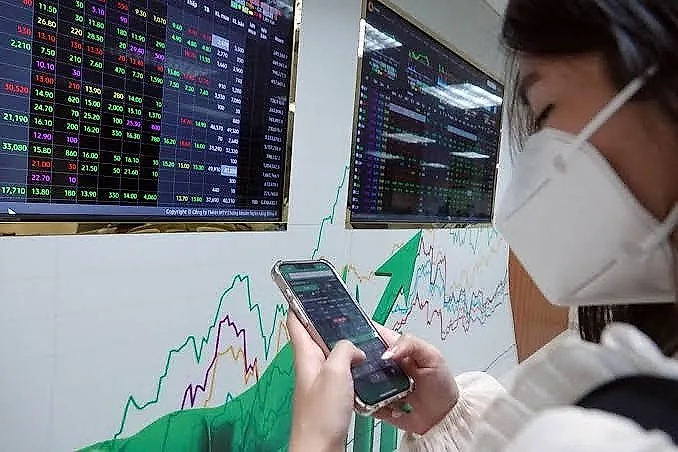 VIC kéo gần trọn đà tăng, VN-Index bật hơn 17 điểm dù thanh khoản suy yếu