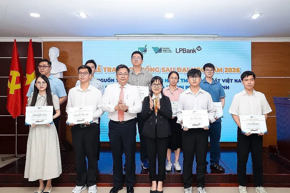 lpbank-trao-gan-1-8-ty-dong-hoc-bong-sau-dai-hoc-cho-dhqg-hcm-4-.jpg