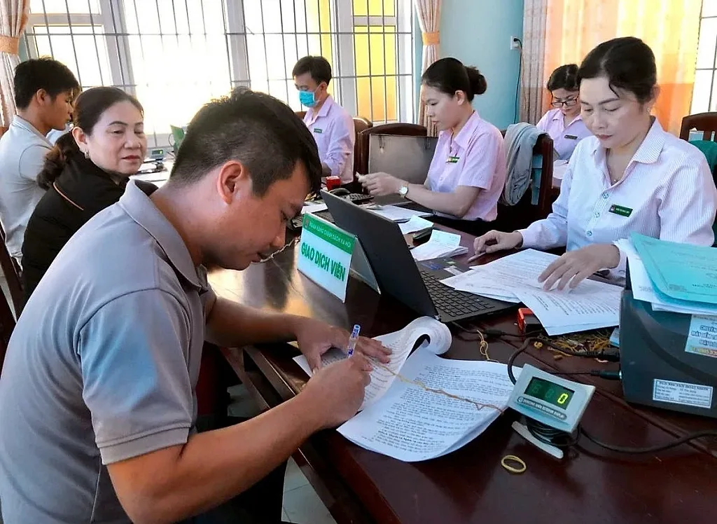 phong-giao-dich-nhcsxh-cai-rang-dang-lam-thu-tuc-giai-ngan-von-cho-stem..jpg