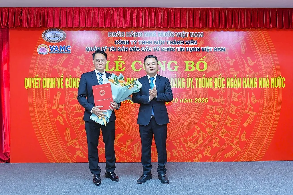 7.10-1-pho-thong-doc-ngan-hang-nha-nuoc-nguyen-ngoc-canh-trao-quyet-dinh-bo-nhiem-pho-tong-giam-doc-vamc.jpg