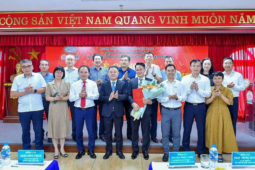 7.10-3-pho-thong-doc-ngan-hang-nha-nuoc-nguyen-ngoc-canh-trao-quyet-dinh-bo-nhiem-pho-tong-giam-doc-vamc.jpg