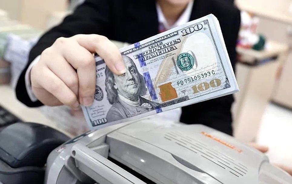 Tỷ giá USD hôm nay 18/10: USD lùi dưới mốc 102 điểm, kết tuần trong sắc đỏ