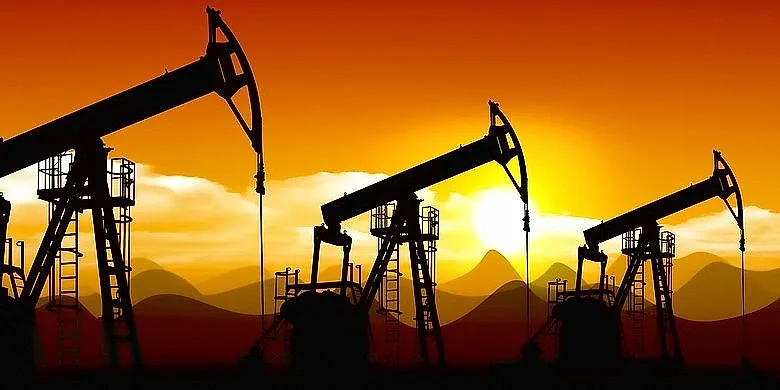 Giá dầu thô vượt 110 USD/thùng, lo ngại thiếu hụt nguồn cung gia tăng