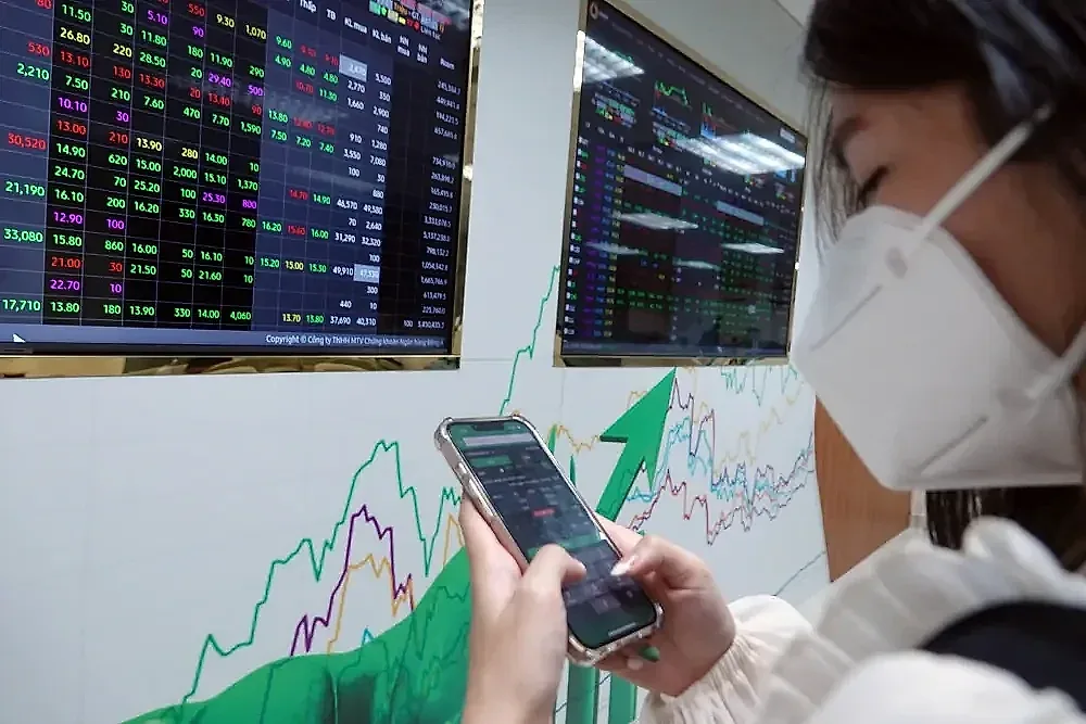 VN-Index áp sát 1.775 điểm, nhóm ngân hàng kéo thị trường đảo chiều phiên cuối tuần