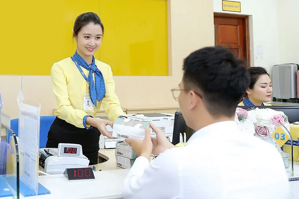 Cạn room tín dụng, ngân hàng xoay xở giải ngân và bảo vệ biên lãi ròng