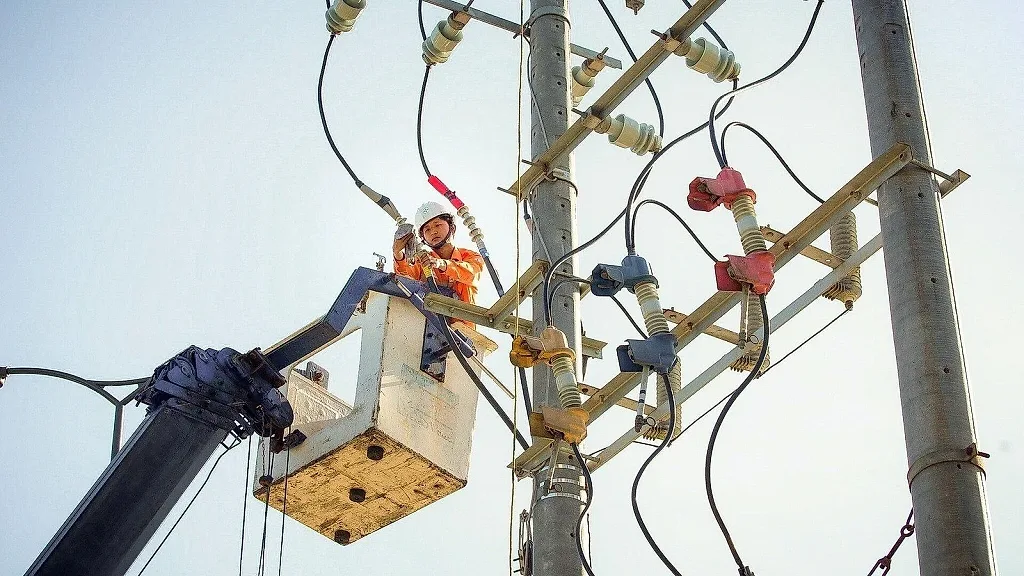 Xem xét phương án giảm thuế tiêu thụ đặc biệt với xăng về 0% và giảm giá điện từ ngày 1/11