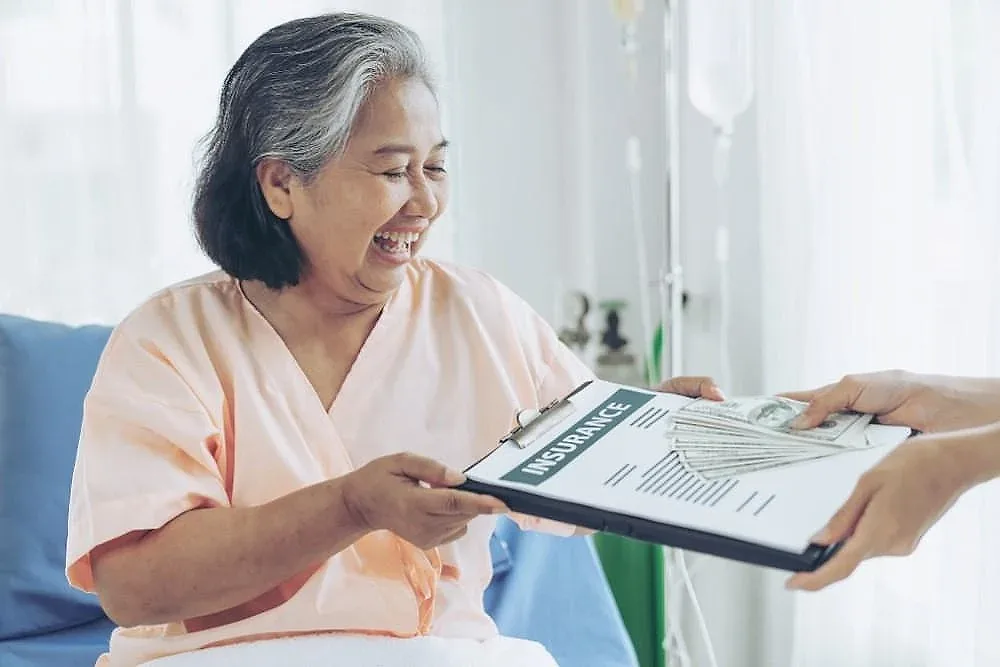 Tại sao mua bảo hiểm sức khỏe, người bệnh vẫn phải dành tiền trả viện phí?