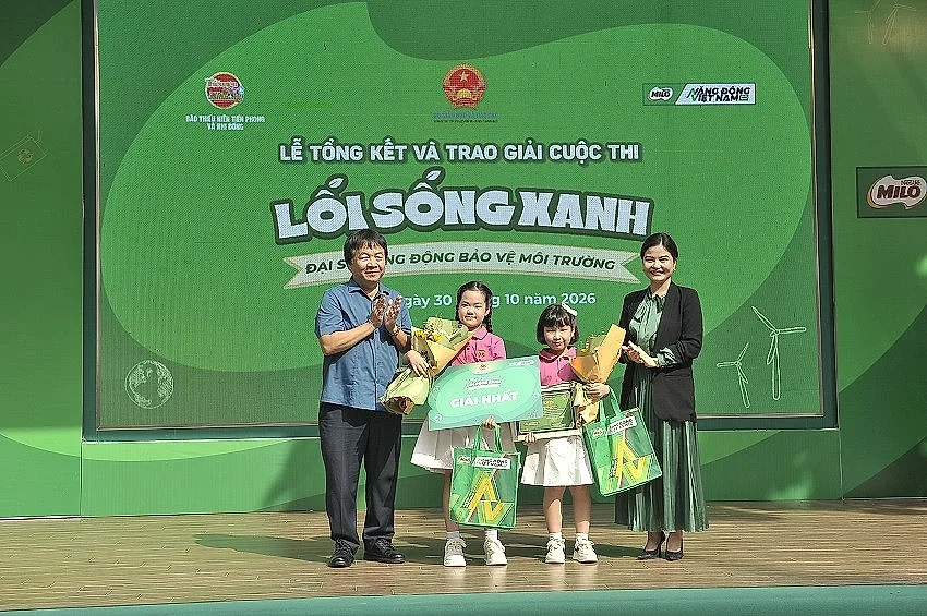 Ban tổ chức trao giải nhất cho em Lê Lê Hoàng Nguyên và Nguyễn Cao Thục Anh, Trường TH Trưng Vương, P. Nam Đông Hà, Tỉnh Quảng Trị