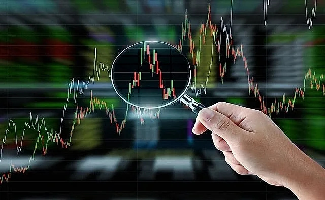VN-Index tăng gần 9 điểm, cổ phiếu Vingroup và ngân hàng kéo thị trường thoát rung lắc