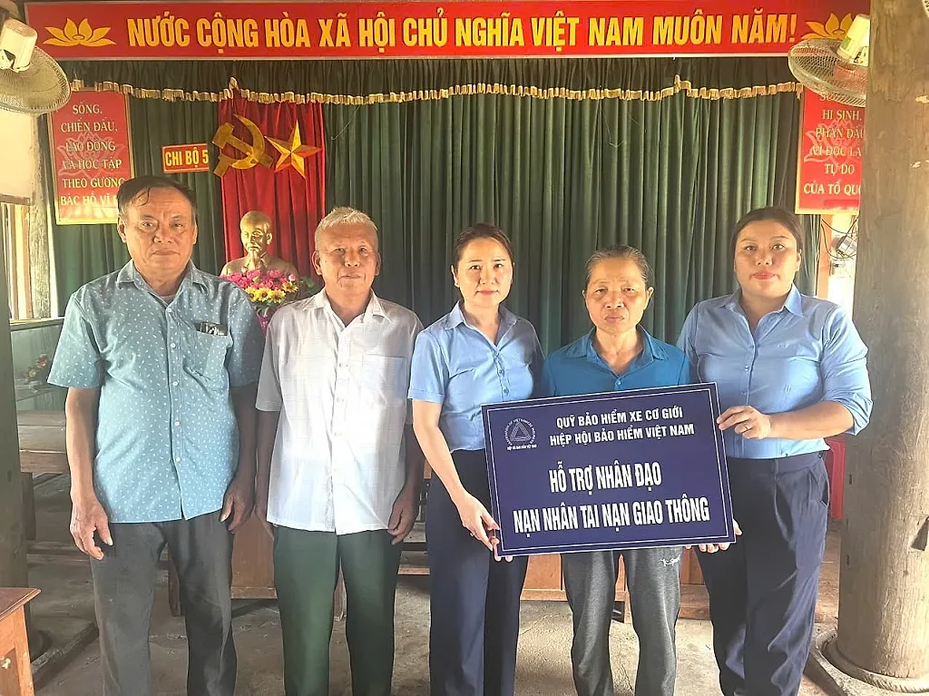 Quỹ Bảo hiểm xe cơ giới hỗ trợ 90 triệu đồng cho gia đình 2 nạn nhân tai nạn giao thông ở Nghệ An