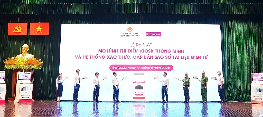 anh-3.-cac-dai-bieu-thuc-hien-nghi-thuc-ra-mat-mo-hinh-tram-dich-vu-cong-so-tai-thanh-pho-da-nang.jpg