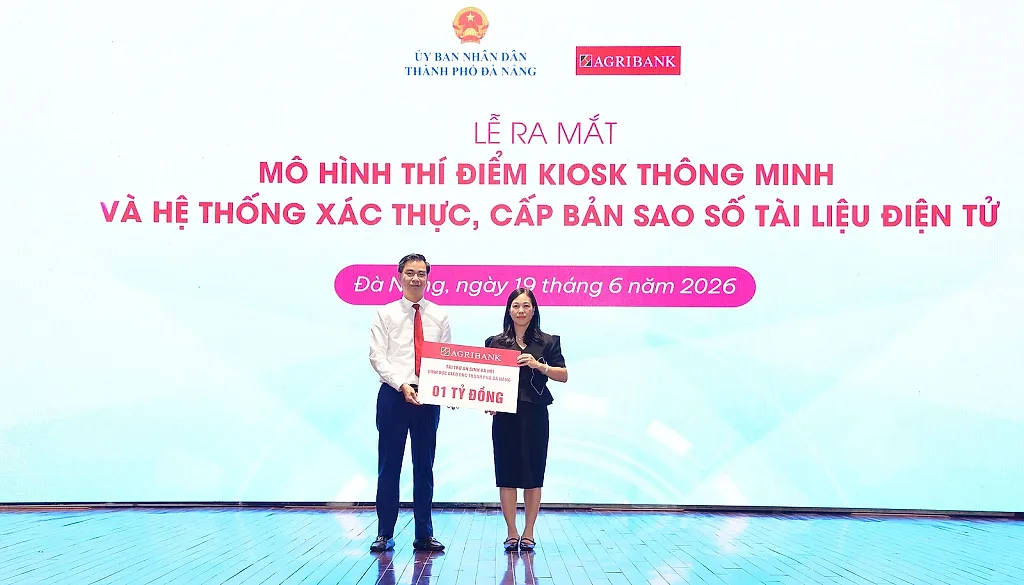 anh-6.-dong-chi-le-xuan-trung-uy-vien-ban-thuong-vu-dang-uy-thanh-vien-hoi-dong-thanh-vien-agribank-trao-tang-khoan-tai-tro-an-sinh-xa-hoi-trong-linh-vuc-giao-duc-tri-gia-01-ty.jpg