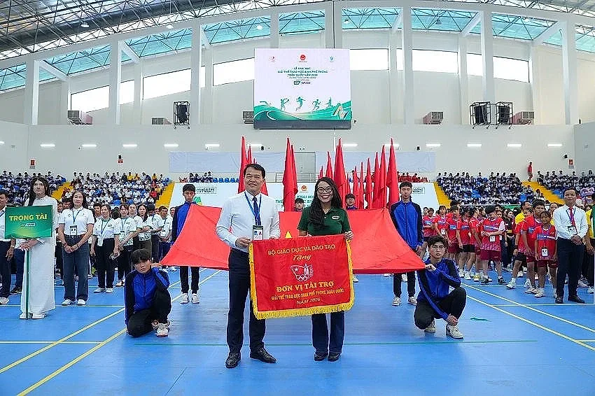 dai-dien-nhan-hang-nestle-milo-va-dai-dien-bo-giao-duc-va-dao-tai-buoi-le-khai-mac-giai-dau.jpg