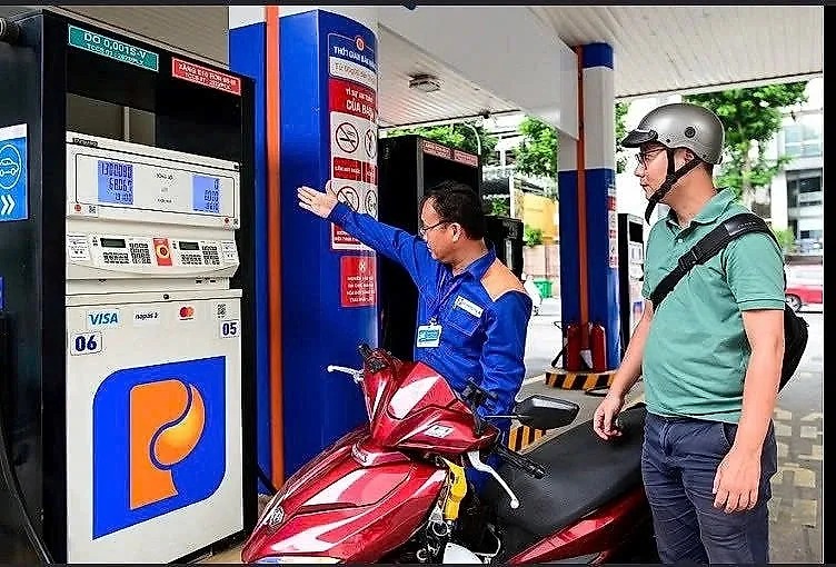 Triển khai Nghị quyết của Chính phủ về kéo dài chính sách thuế đối với xăng dầu