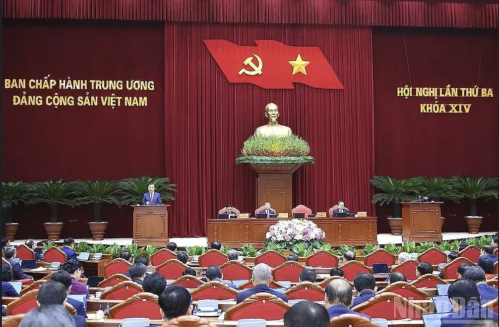 Thông cáo báo chí ngày làm việc thứ hai Hội nghị Trung ương 3
