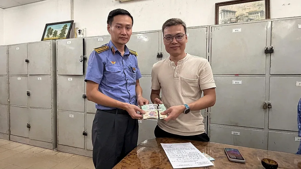 Trả lại gần 123 triệu đồng cho hành khách bỏ quên khi xuống tàu