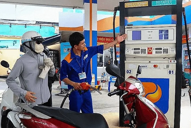 Đề xuất cho doanh nghiệp tự quyết giá xăng dầu