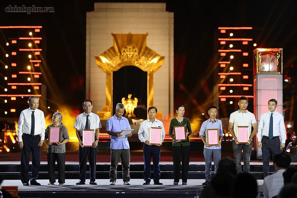 Cầu truyền hình ‘Sao sáng dẫn đường’: Tôn vinh và tri ân sự hy sinh cao cả của các Anh hùng liệt sĩ