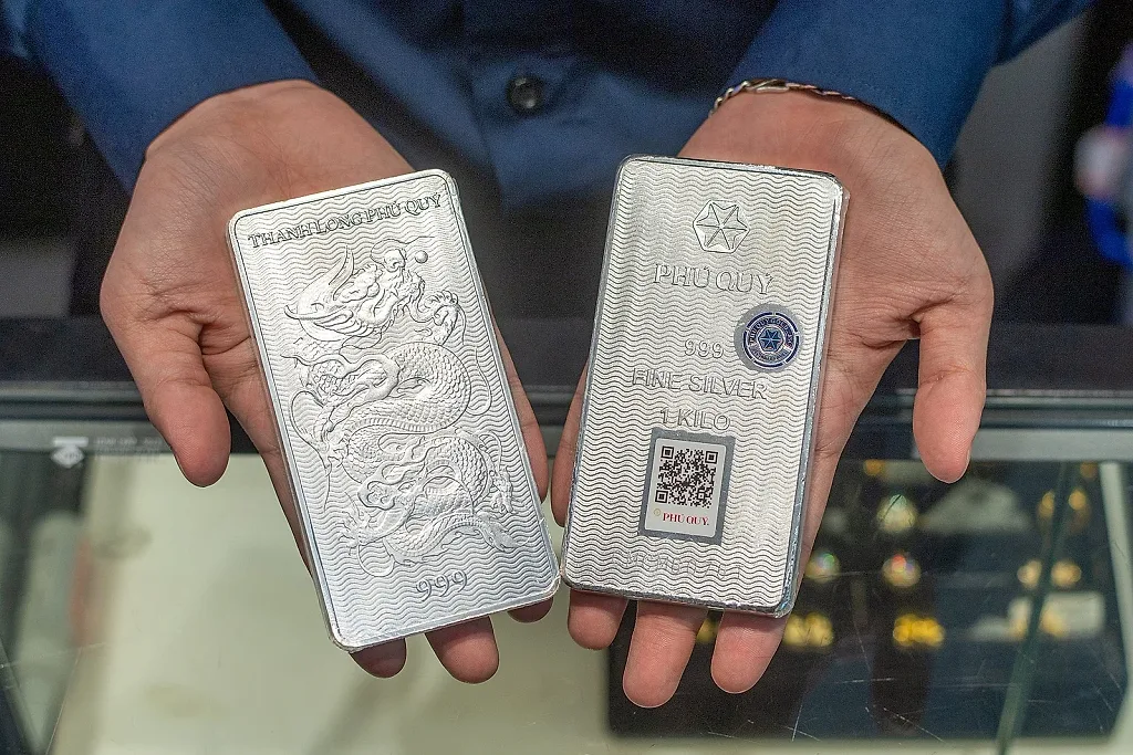 Sáng ngày 18/8: Giá bạc Phú Quý, DOJI, Sacombank tăng nhẹ