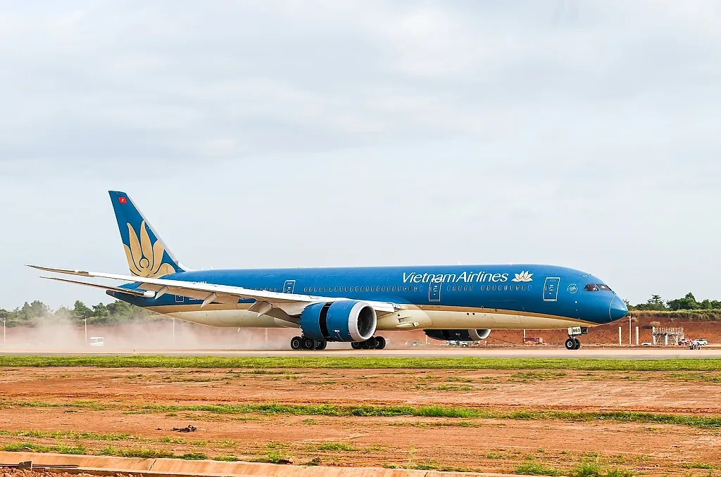 2.-chuyen-bay-hang-khong-dan-dung-dau-tien-do-vietnam-airlines-thuc-hien-da-ha-canh-thanh-cong-xuong-san-bay-long-thanh.jpeg
