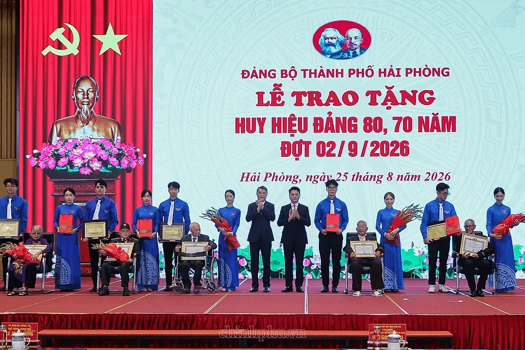 Thủ tướng Lê Minh Hưng trao Huy hiệu Đảng tặng các đảng viên lão thành
