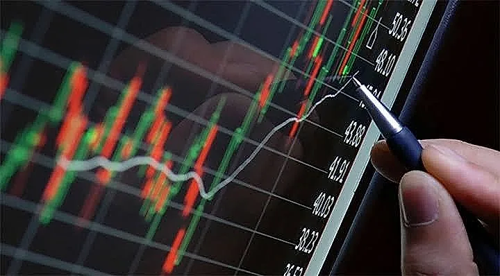 VN-Index đảo chiều cuối phiên, dòng tiền trở lại nhóm bluechip và ngân hàng