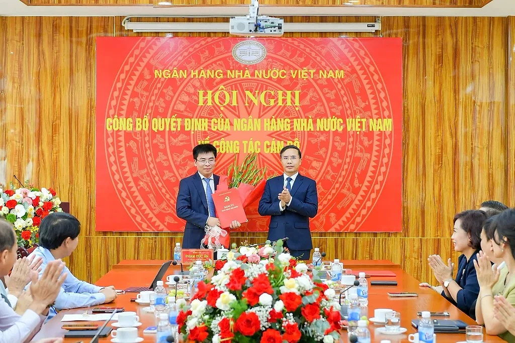 3010 TD trao quyet dinh cho Chu tich NMIT
